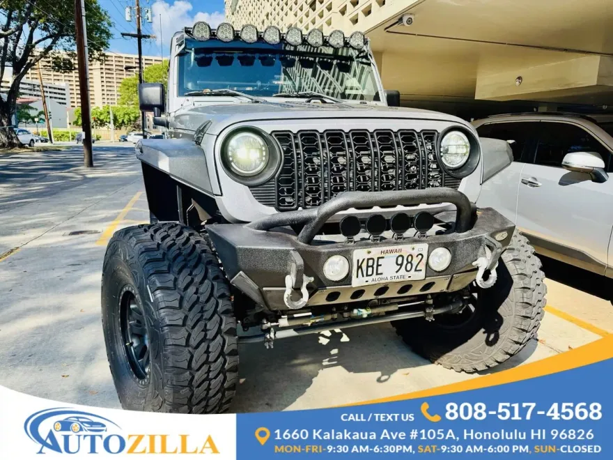 2013 Jeep Wrangler Unlimited Sahara photo 1