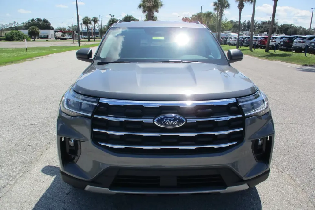2025 Ford Explorer photo 1