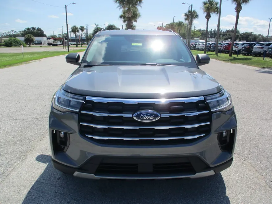 2025 Ford Explorer photo 1