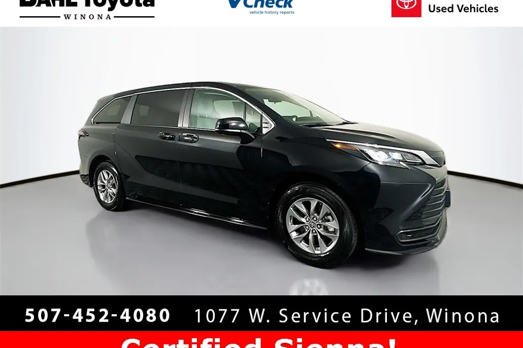2025 Toyota Sienna LE photo 1