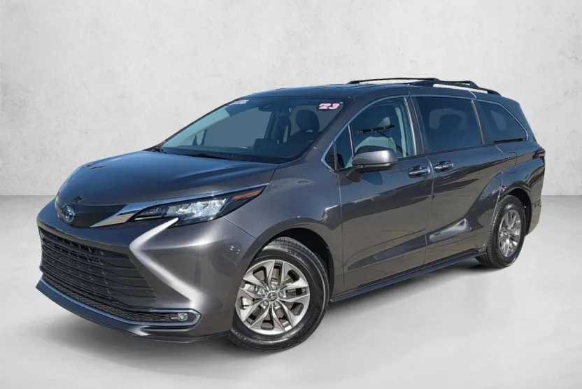 2023 Toyota Sienna XLE photo 1