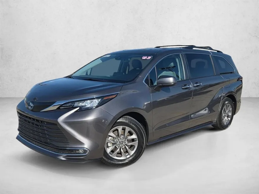 2023 Toyota Sienna XLE photo 1