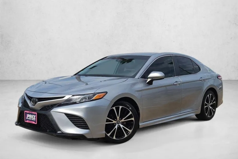 2020 Toyota Camry SE photo 1