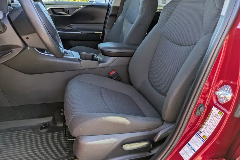 2022 Toyota RAV4 LE photo 1