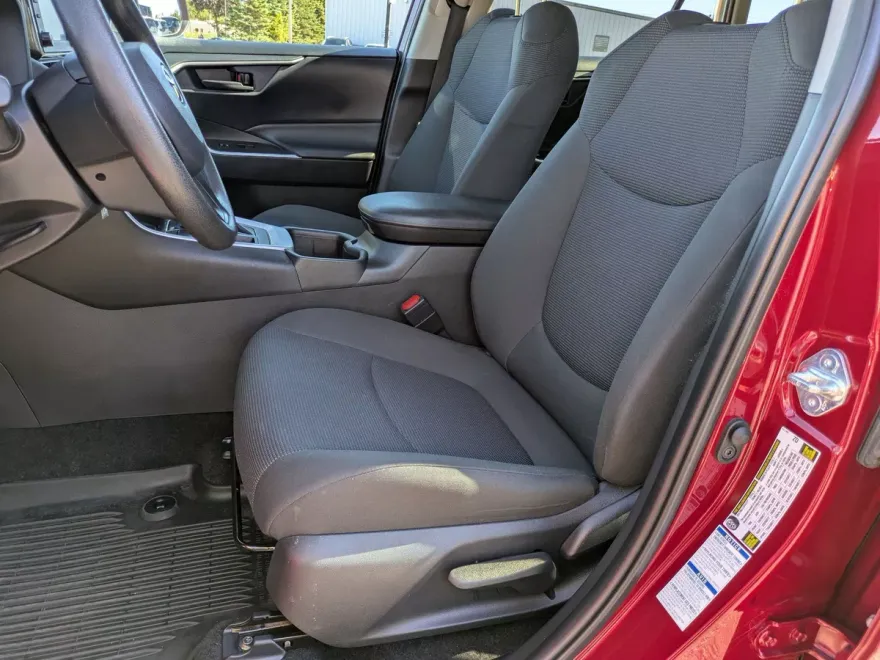 2022 Toyota RAV4 LE photo 1