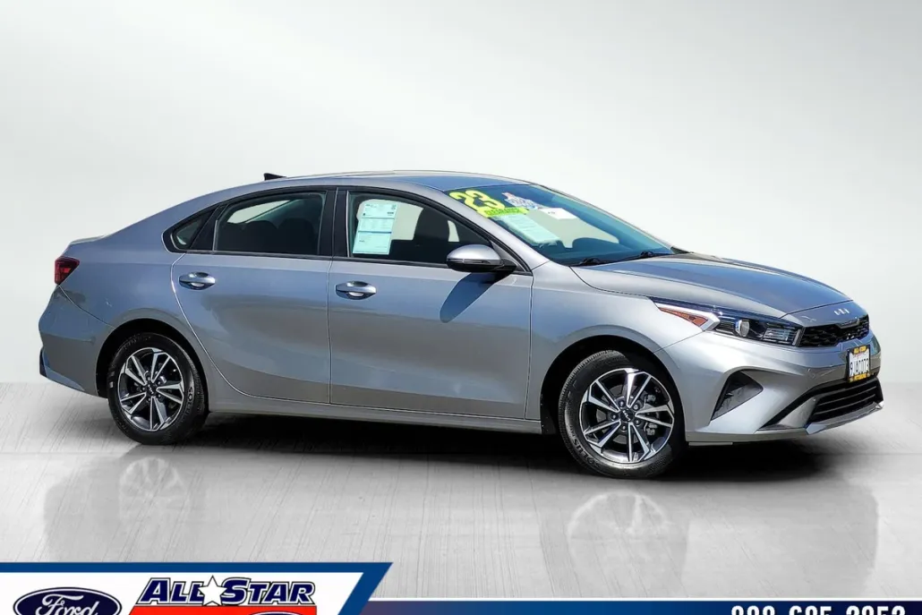 2023 Kia Forte LXS photo 1