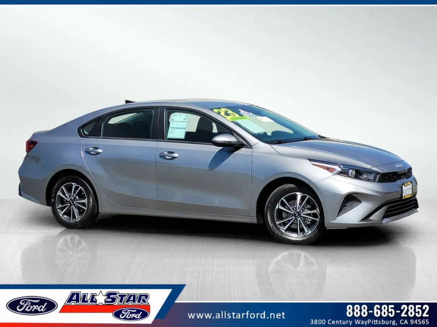 2023 Kia Forte LXS photo 1