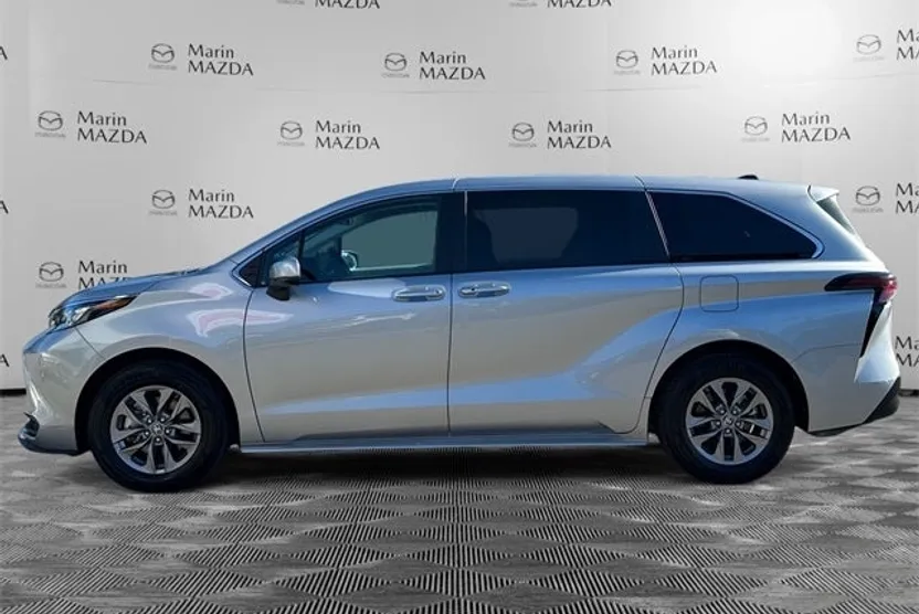 2024 Toyota Sienna LE photo 1