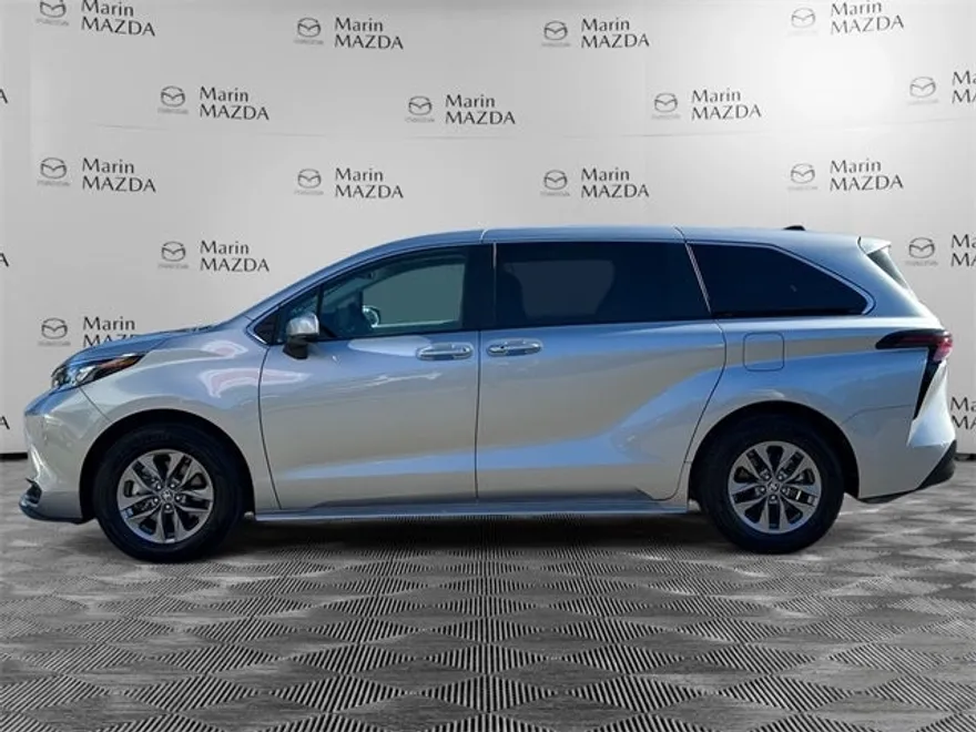2024 Toyota Sienna LE photo 1