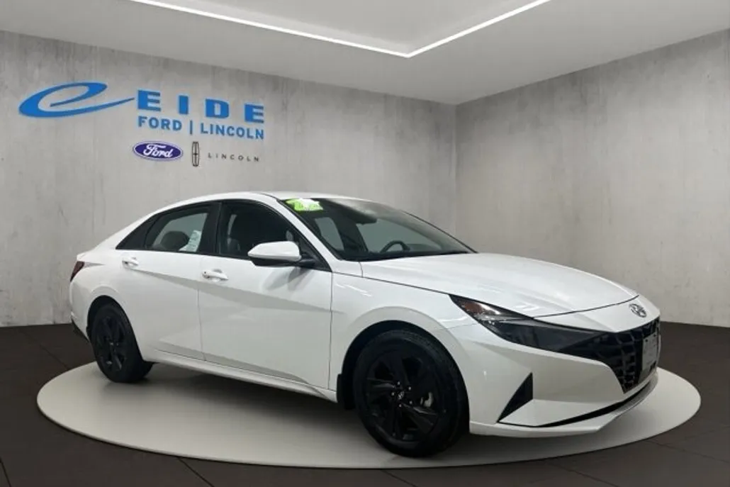2022 Hyundai Elantra SEL Convenience photo 1