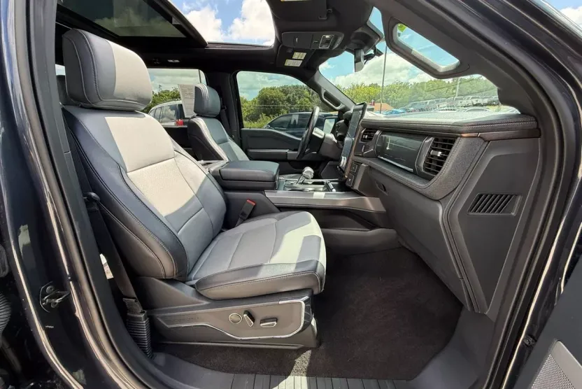 2022 Ford F-150 Lightning Lariat photo 1