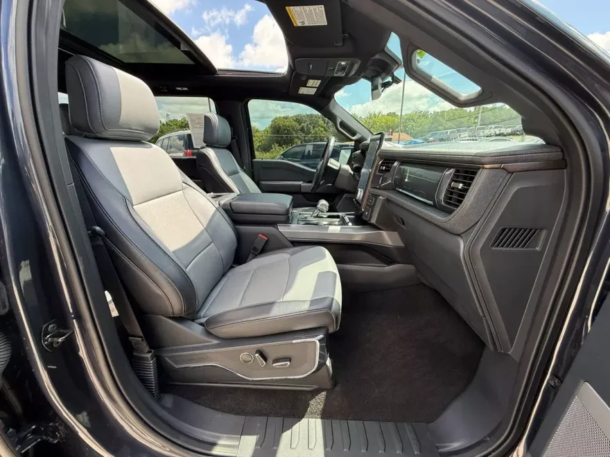 2022 Ford F-150 Lightning Lariat photo 1