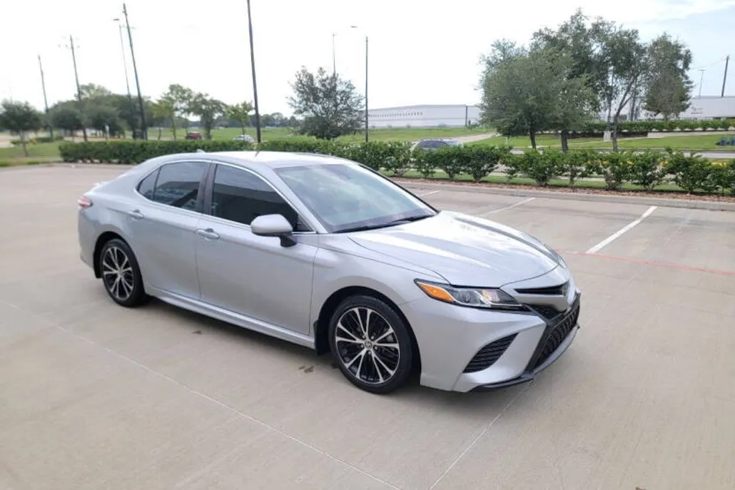 2020 Toyota Camry SE photo 1
