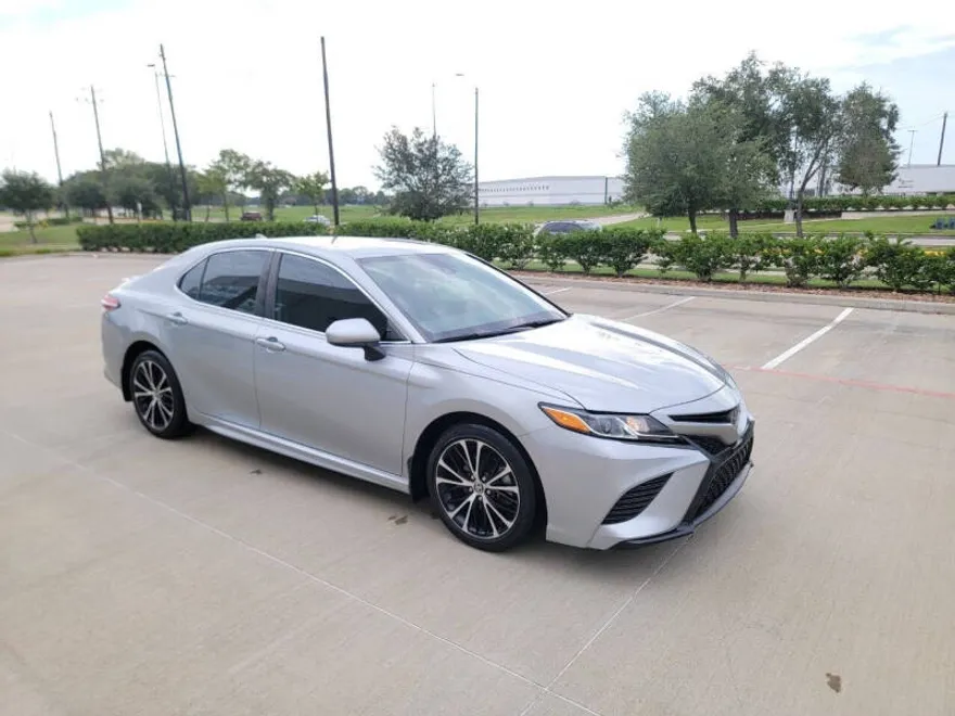 2020 Toyota Camry SE photo 1