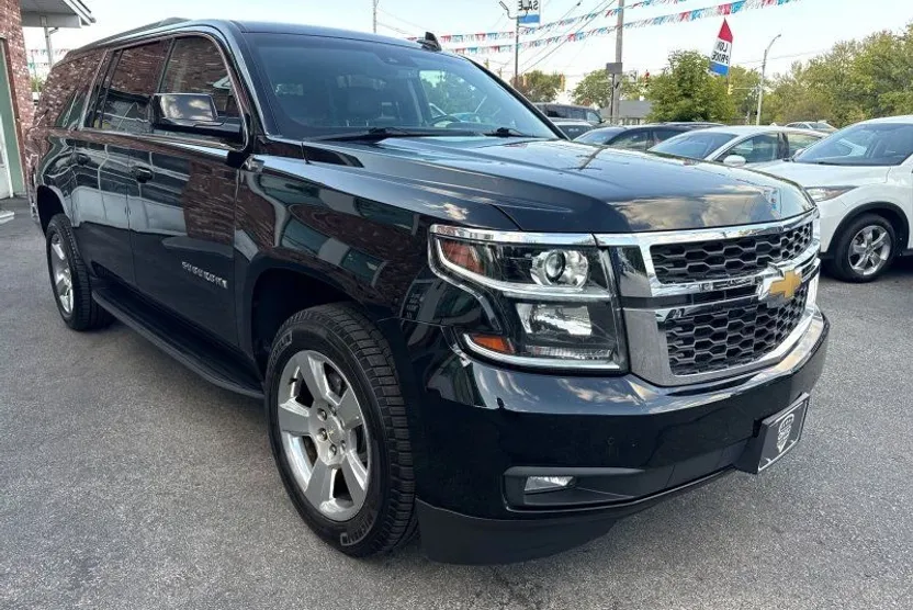2019 Chevrolet Suburban LT photo 1