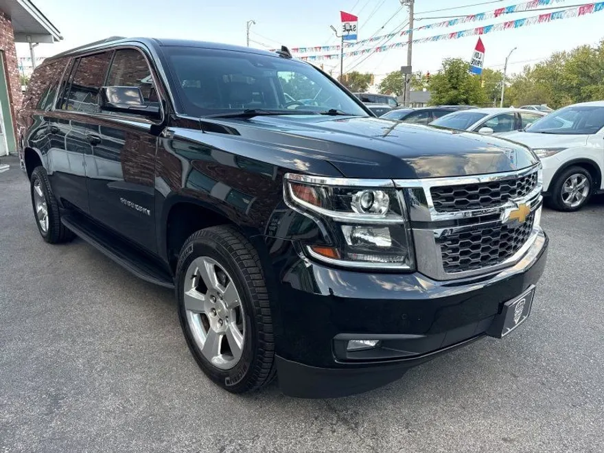 2019 Chevrolet Suburban LT photo 1