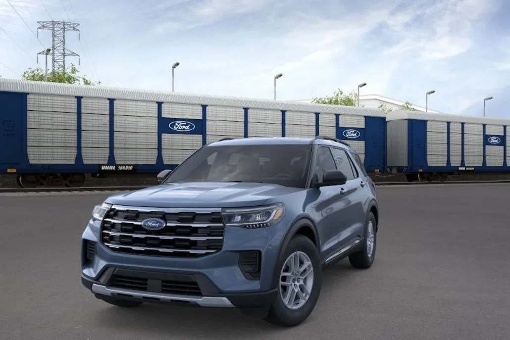 2025 Ford Explorer photo 1