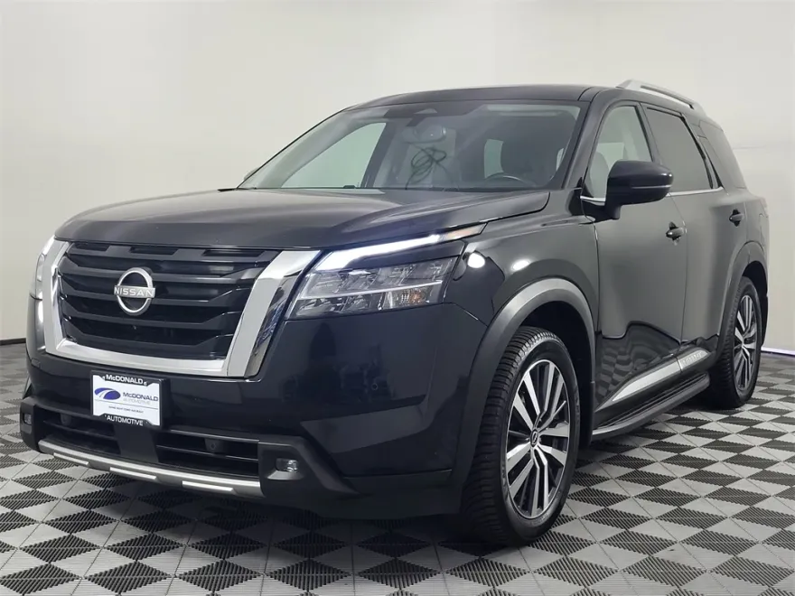 2022 Nissan Pathfinder Platinum photo 1