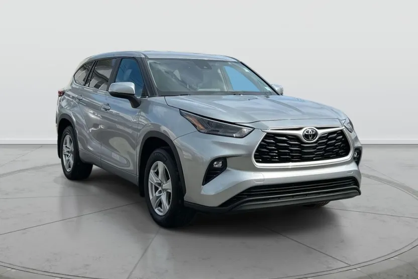 2023 Toyota Highlander LE photo 1