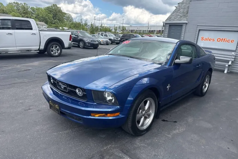 2006 Ford Mustang V6 photo 1