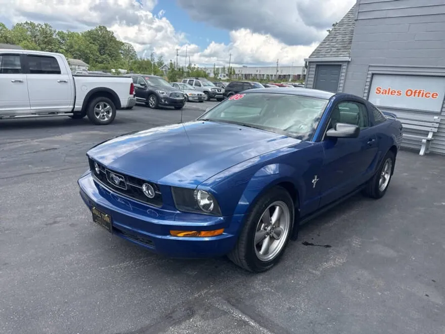 2006 Ford Mustang V6 photo 1