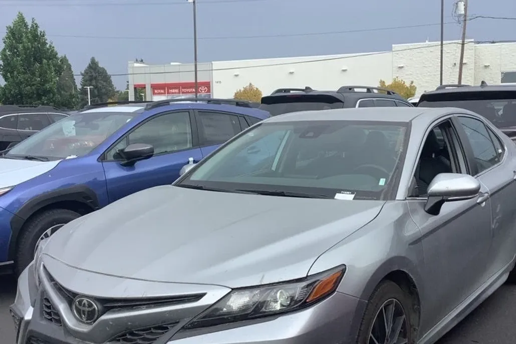 2022 Toyota Camry SE photo 1