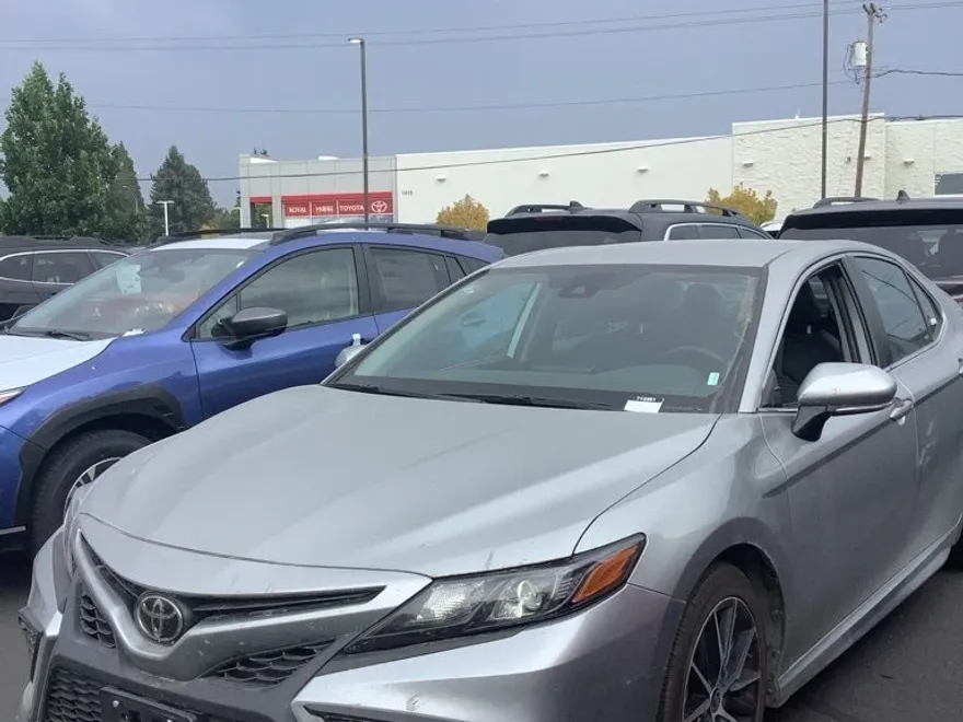 2022 Toyota Camry SE photo 1