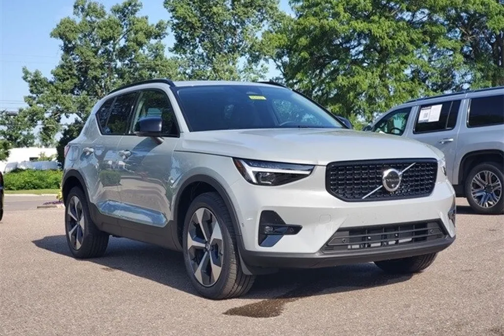 2026 Volvo XC40 Plus photo 1
