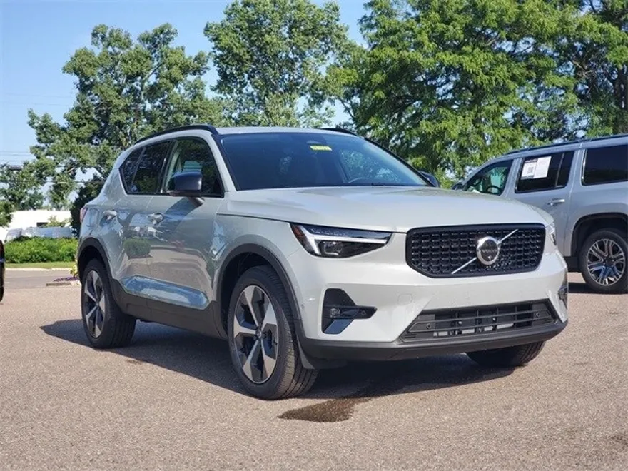 2026 Volvo XC40 Plus photo 1