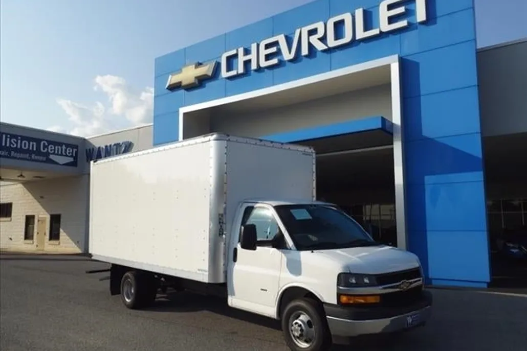 2023 Chevrolet Express Cutaway 3500 photo 1