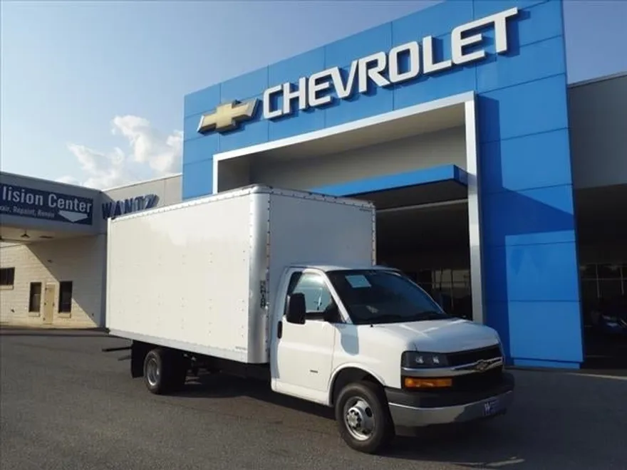 2023 Chevrolet Express Cutaway 3500 photo 1