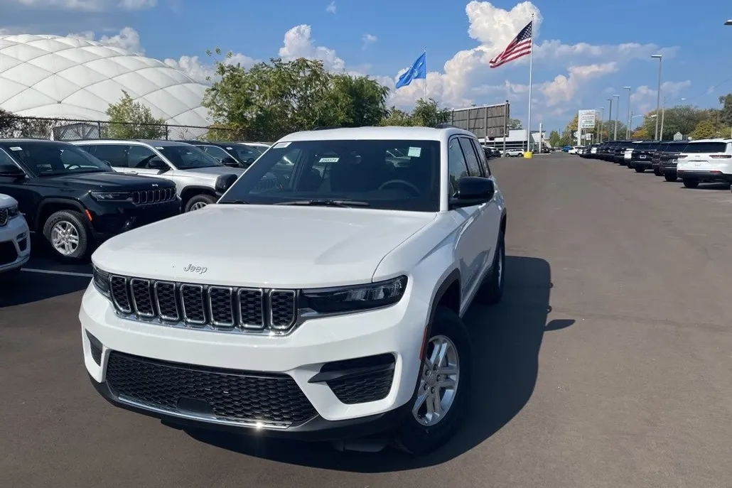 2025 Jeep Grand Cherokee Laredo photo 1