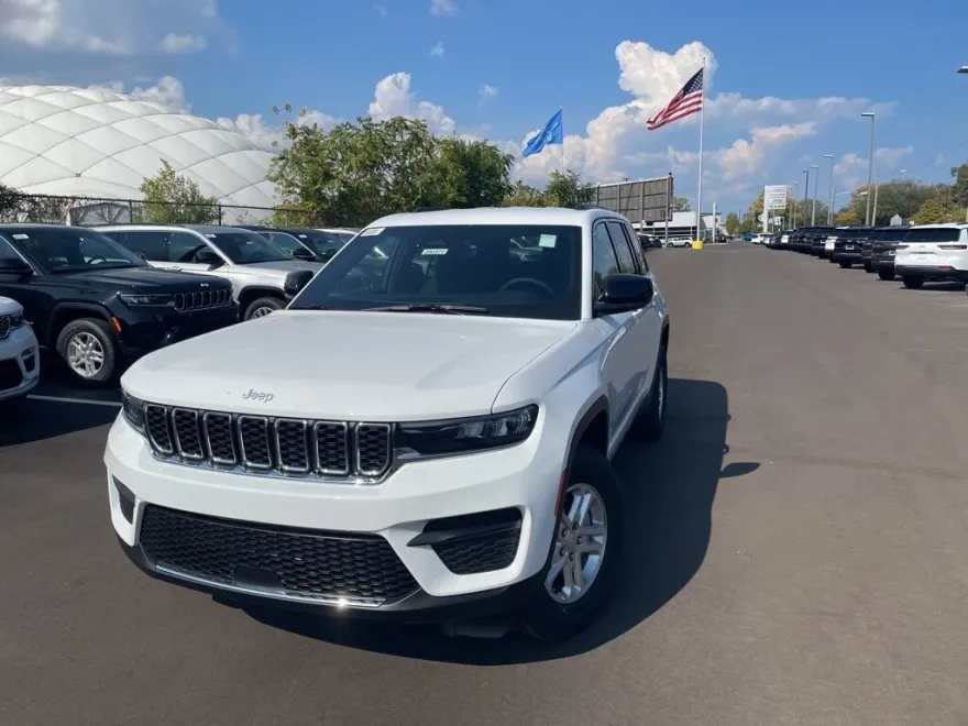2025 Jeep Grand Cherokee Laredo photo 1