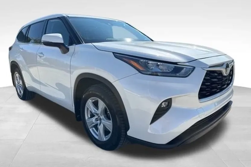 2020 Toyota Highlander LE photo 1