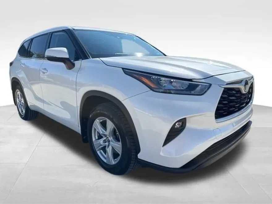 2020 Toyota Highlander LE photo 1