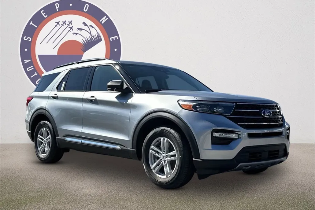 2024 Ford Explorer XLT photo 1