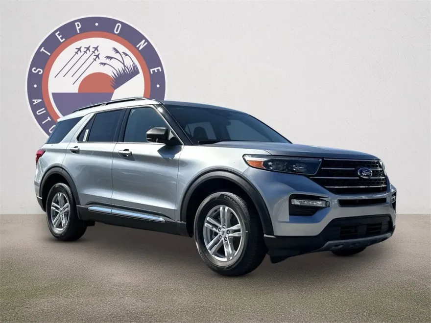 2024 Ford Explorer XLT photo 1