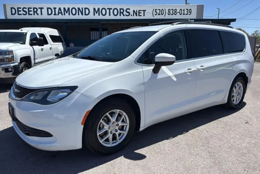 2020 Chrysler Voyager LXi photo 1