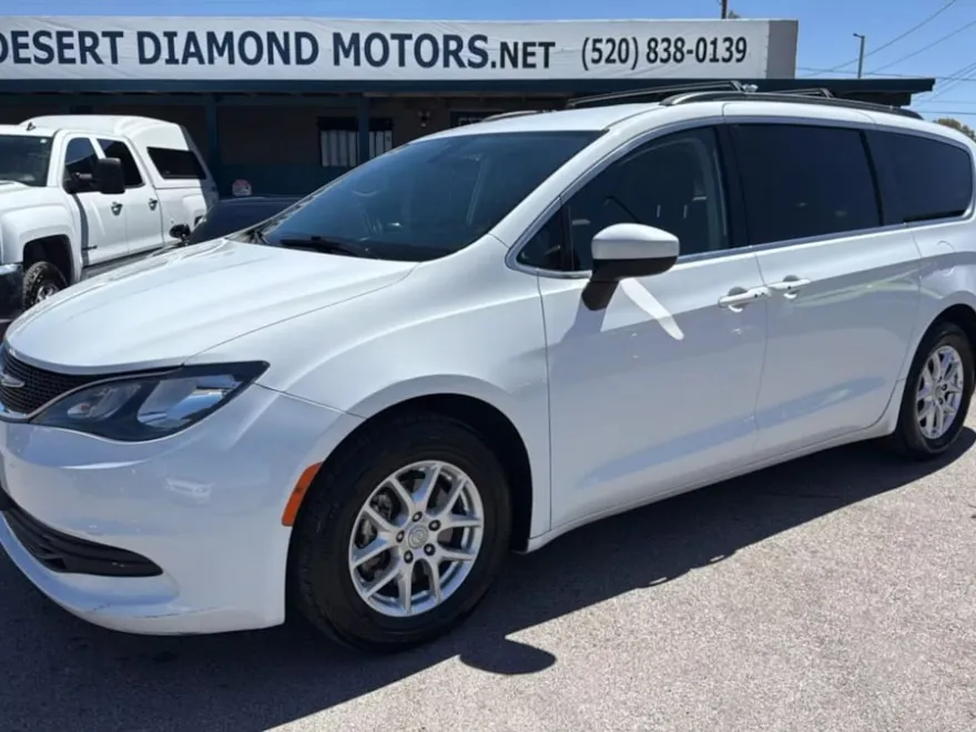 2020 Chrysler Voyager LXi photo 1