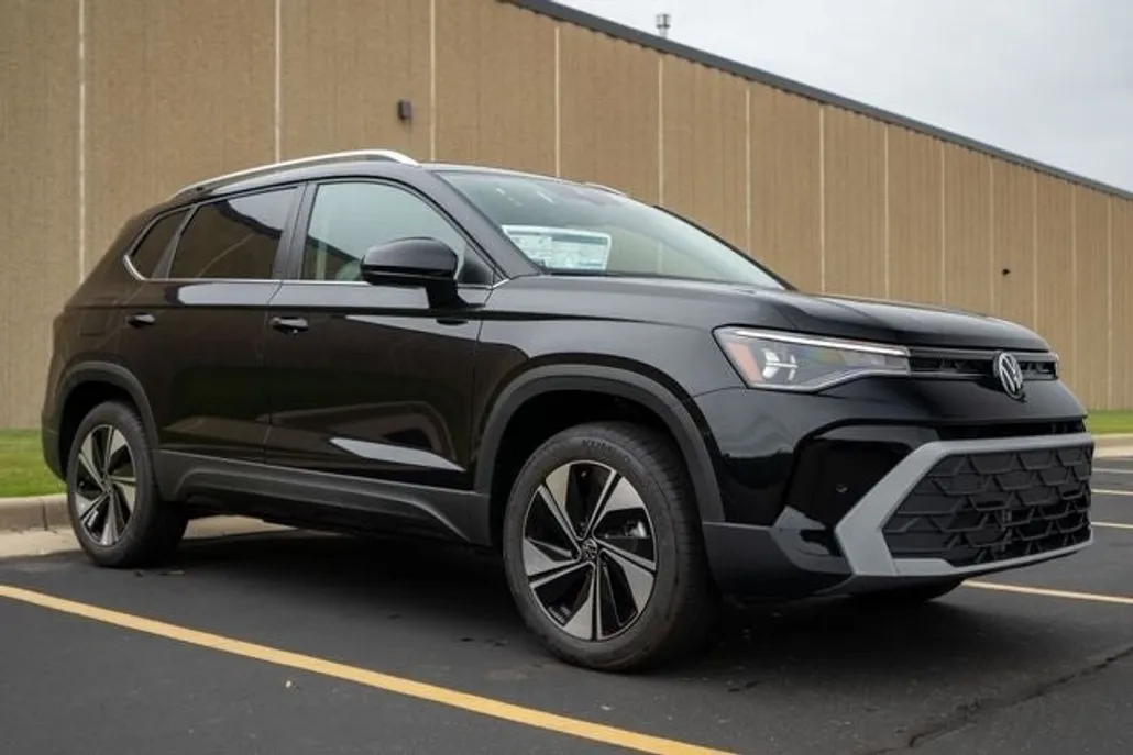 2025 Volkswagen Taos SE photo 1