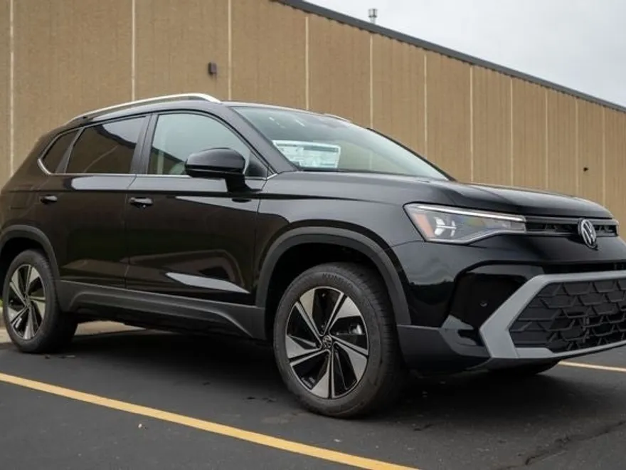 2025 Volkswagen Taos SE photo 1
