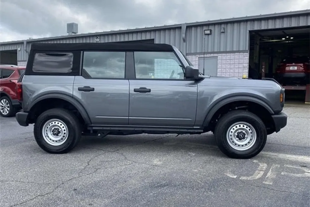 2025 Ford Bronco Base photo 1