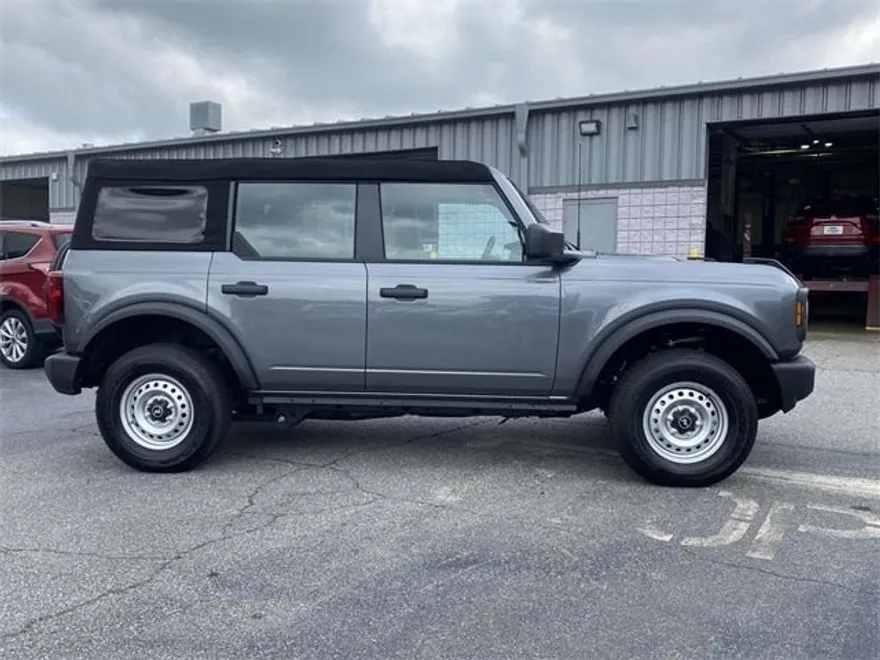 2025 Ford Bronco Base photo 1