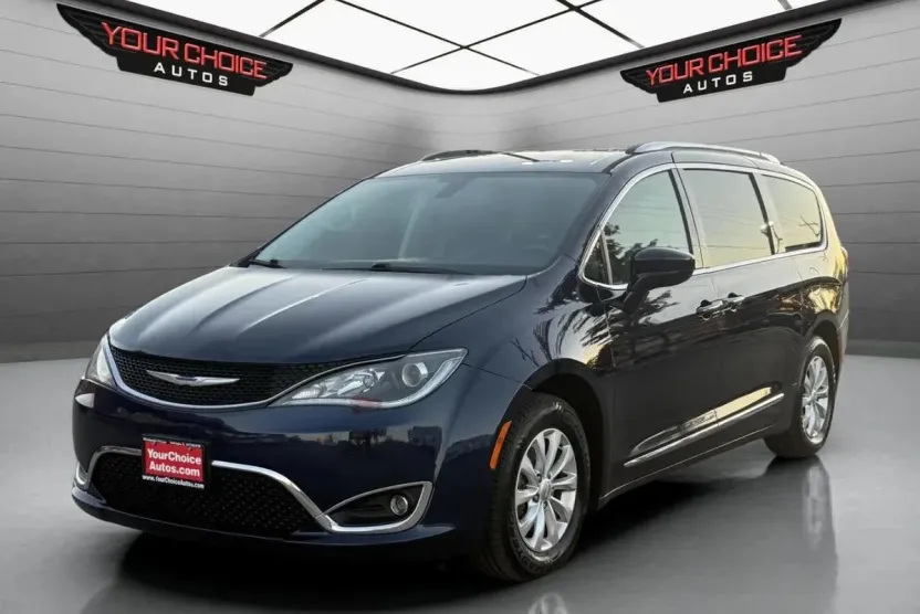2018 Chrysler Pacifica Touring L photo 1