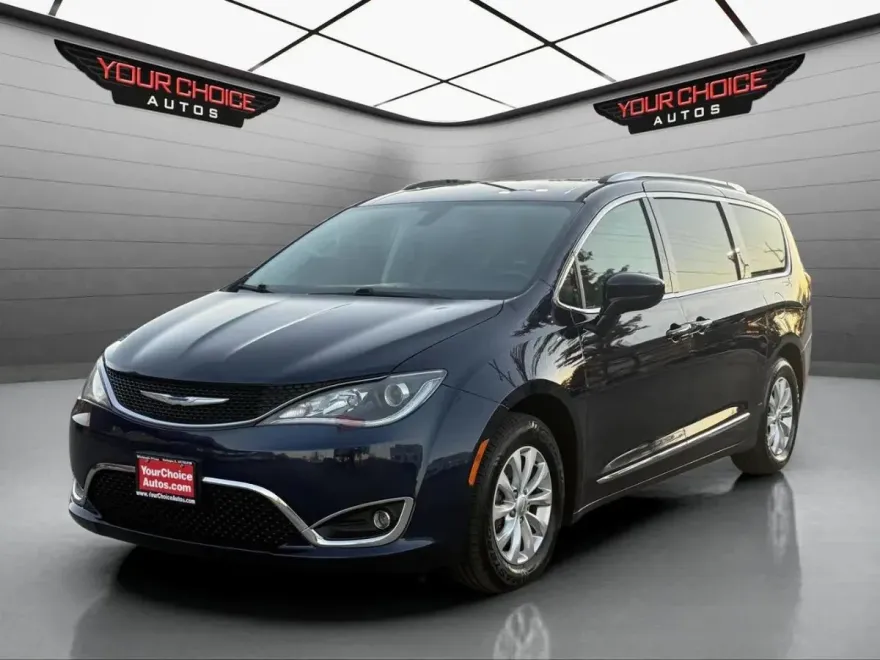 2018 Chrysler Pacifica Touring L photo 1