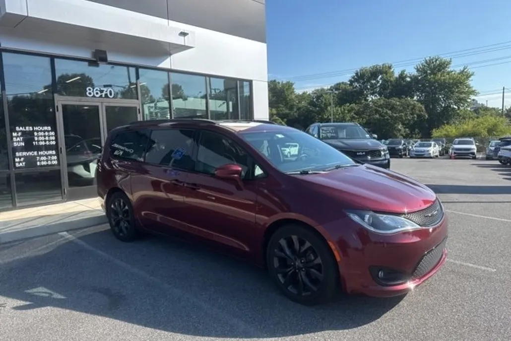 2018 Chrysler Pacifica Touring L photo 1