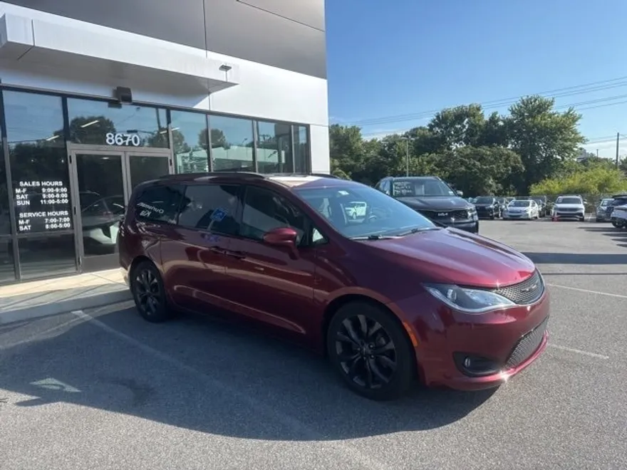 2018 Chrysler Pacifica Touring L photo 1