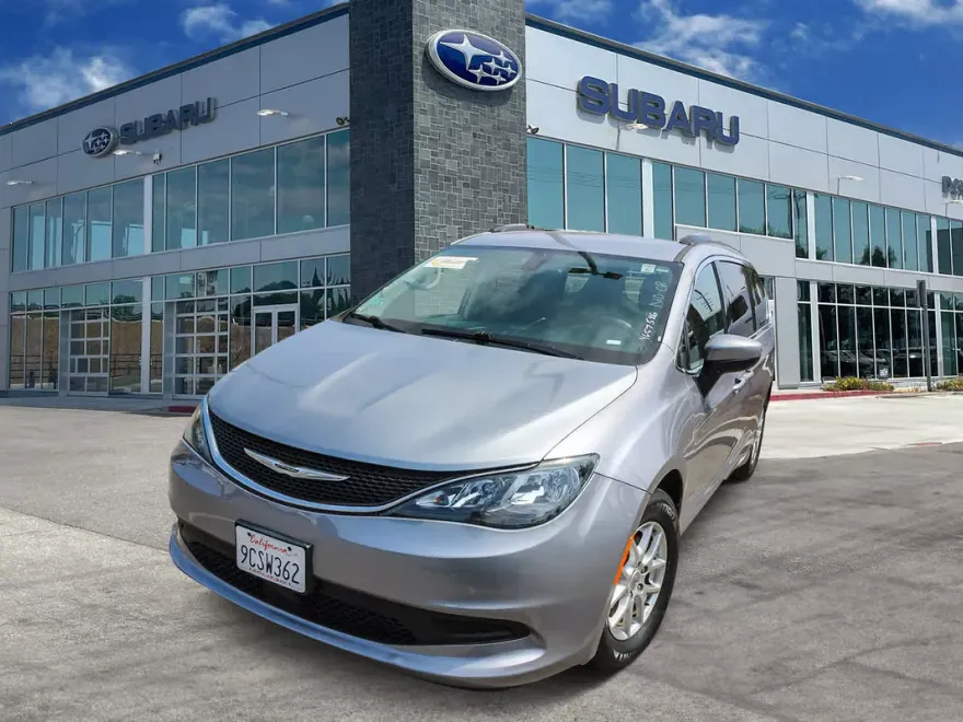 2021 Chrysler Voyager LXi photo 1