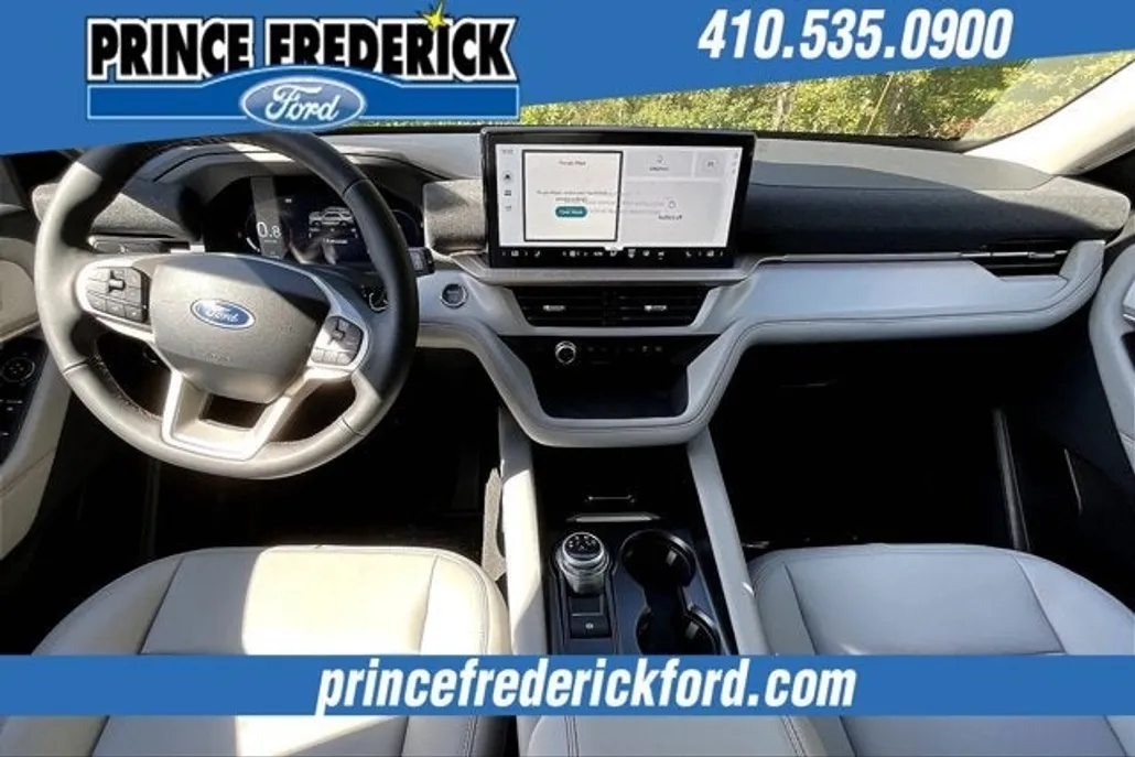 2025 Ford Explorer photo 1