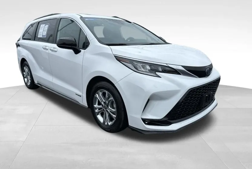 2021 Toyota Sienna XSE photo 1